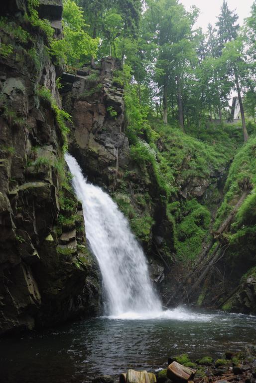 Dom Nad Wodospadem Miedzygorze Exteriér fotografie